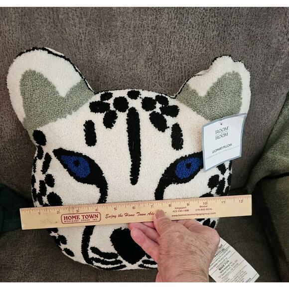 Leopard Cheetah Faced Head Throw Pillow Occasional New W Tags - Picture 5 of 6